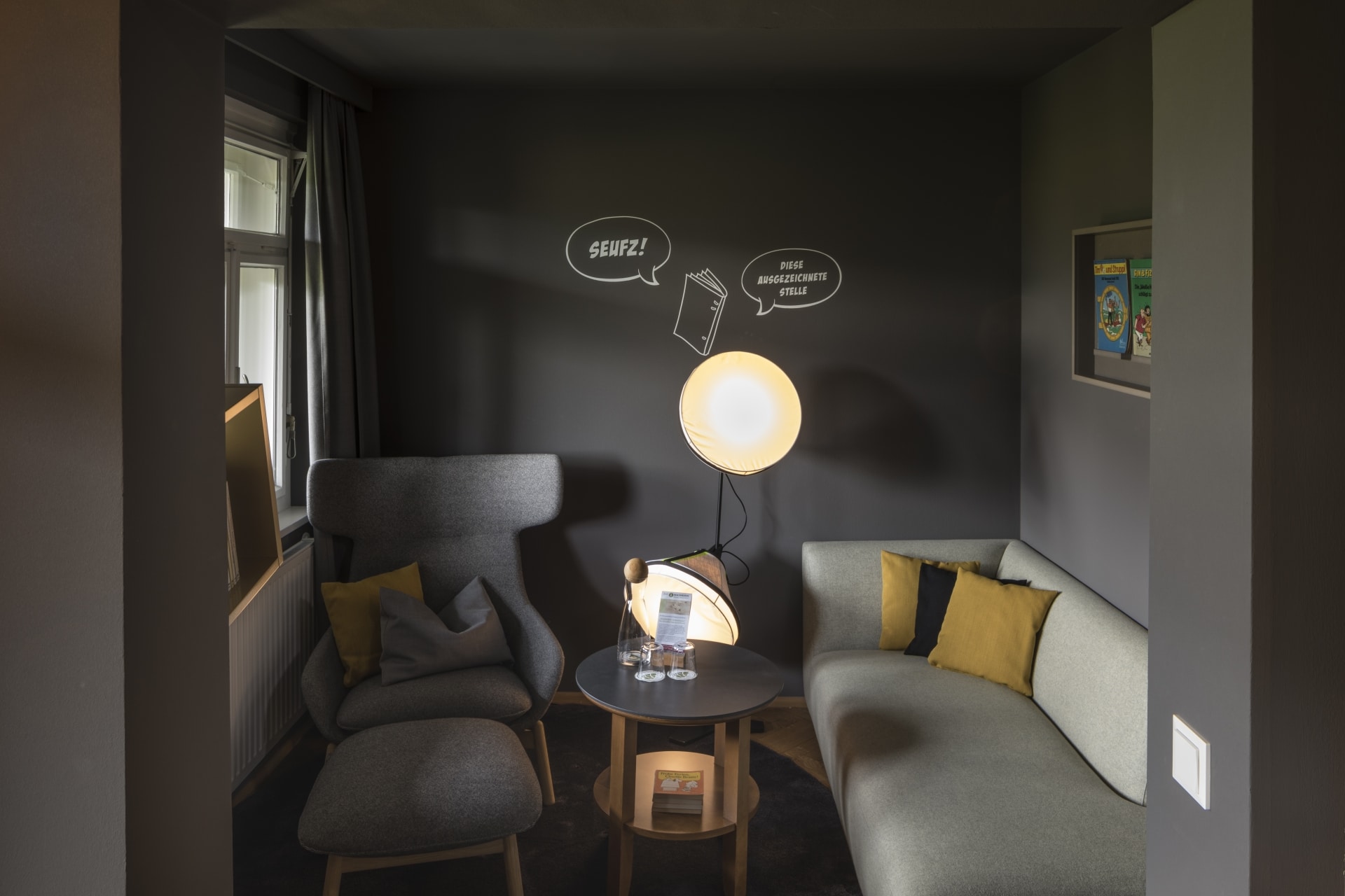 Wohnzimmer in grauen Farben und Softboxen als Stehlampe in der Seufzer Suite