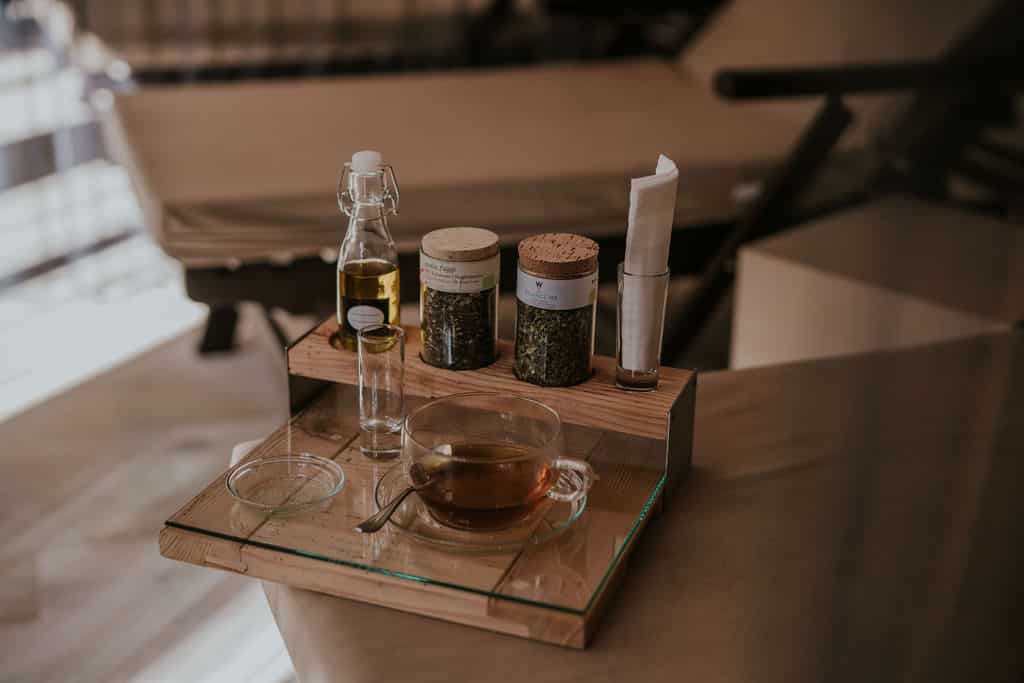 Teestation mit Detox-Tees und Öl