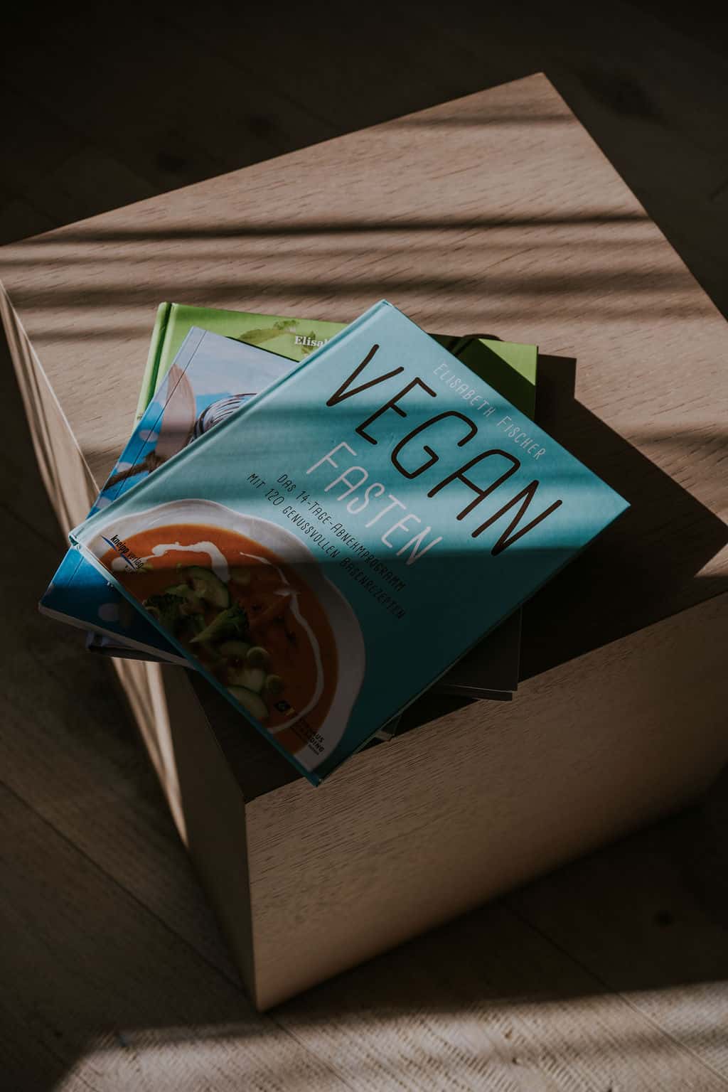 Stapel Bücher über das Thema vegane Ernährung