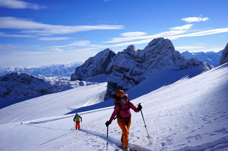 Skitour bei schönem Wetter im hohen Gebirge