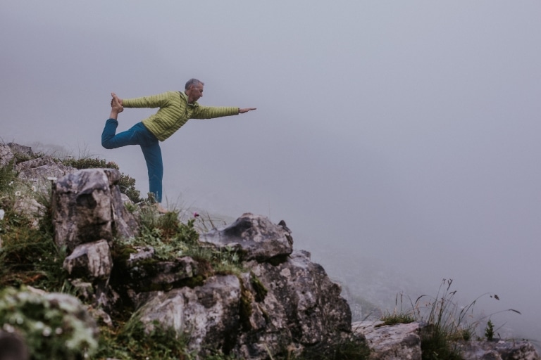 Yoga am Berg bei Nebel