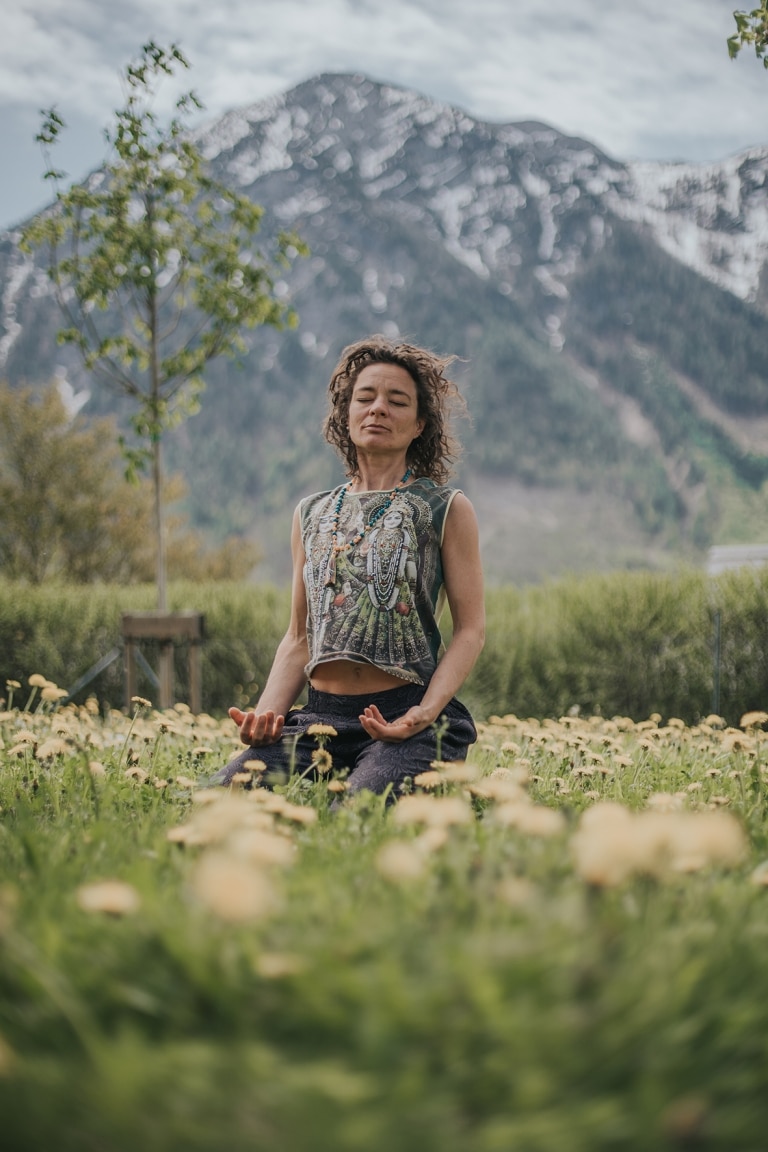 Meditation in der Natur mit Bergpanorama