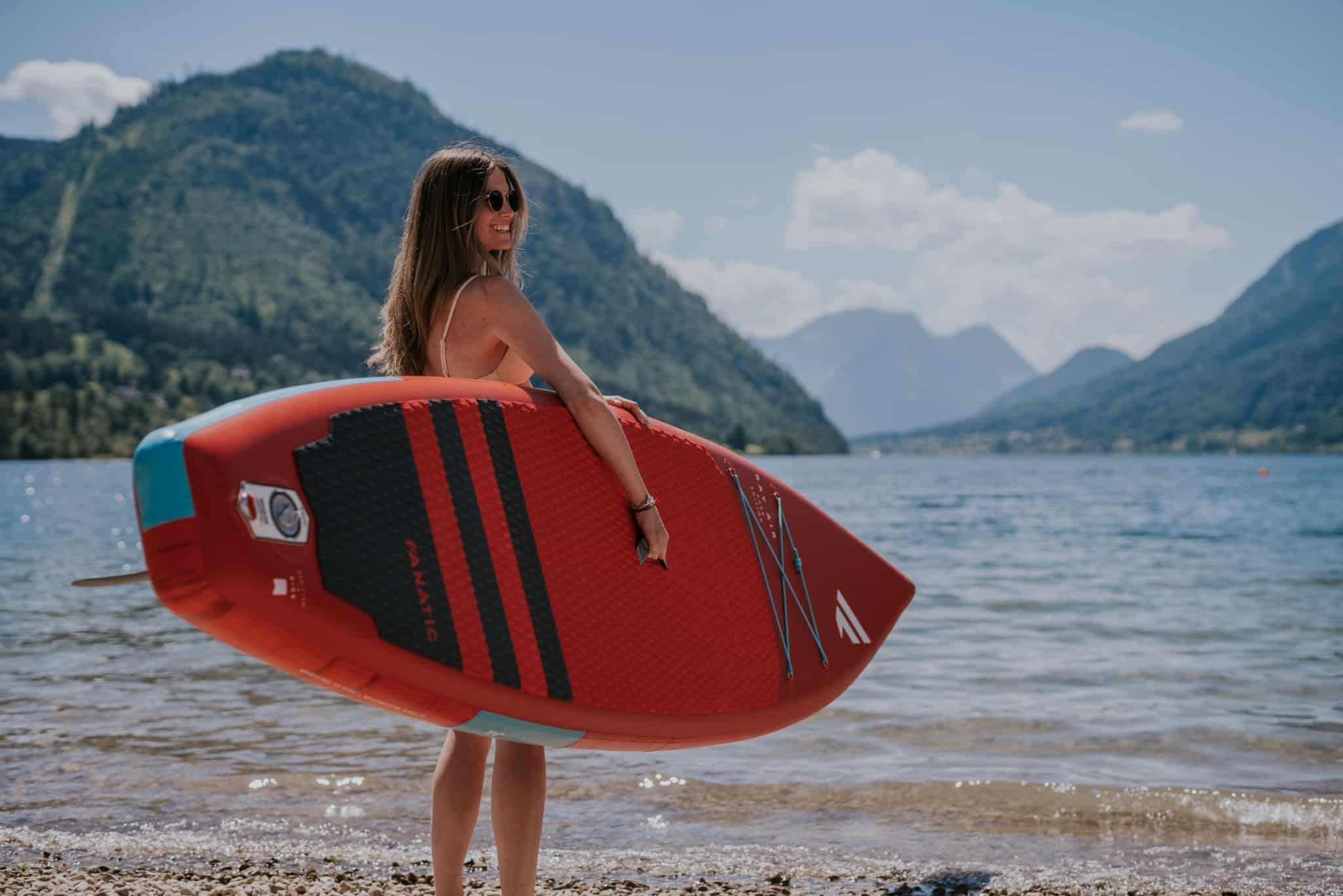 Dame mit Sup Board am See