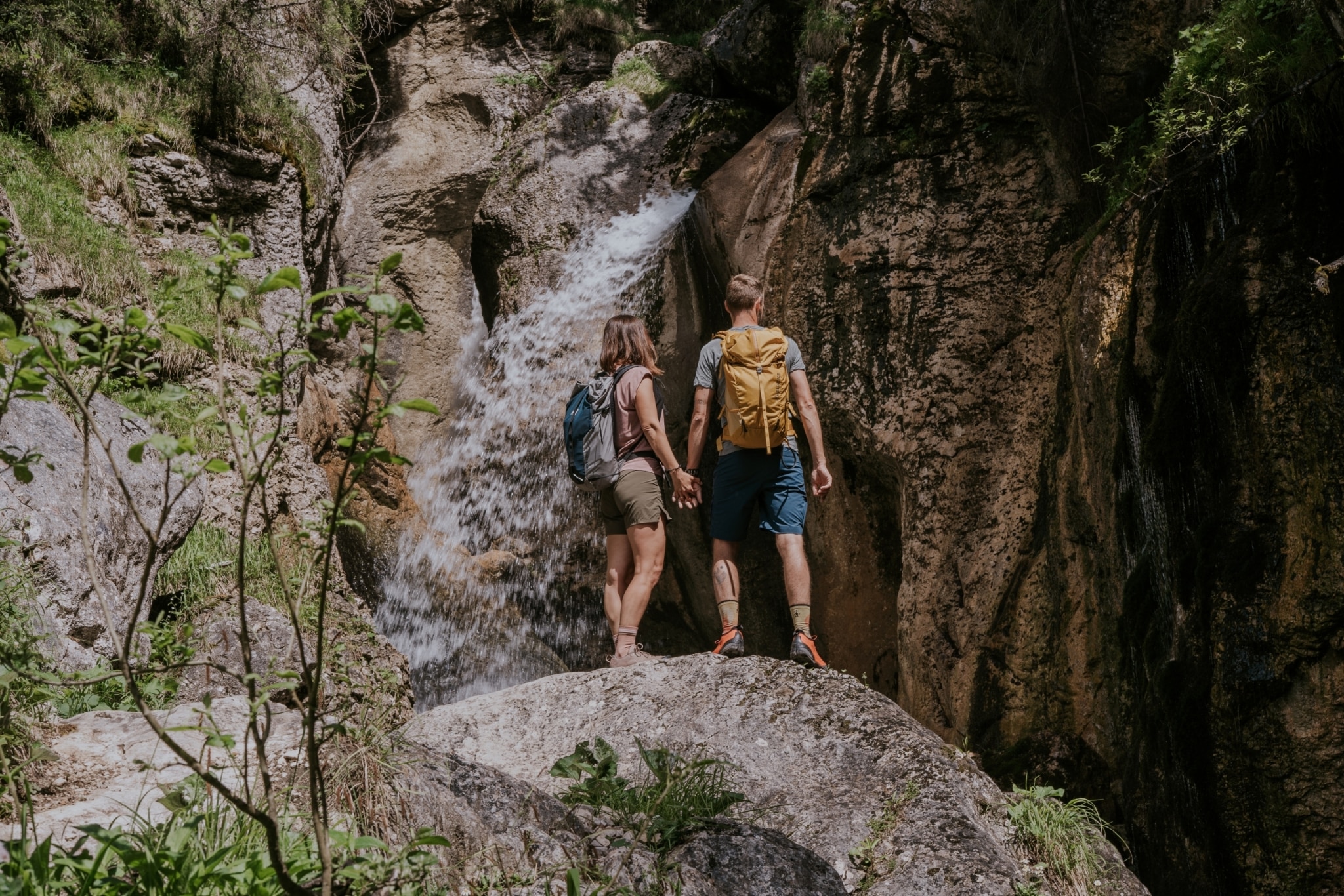 Paar vor Wasserfall