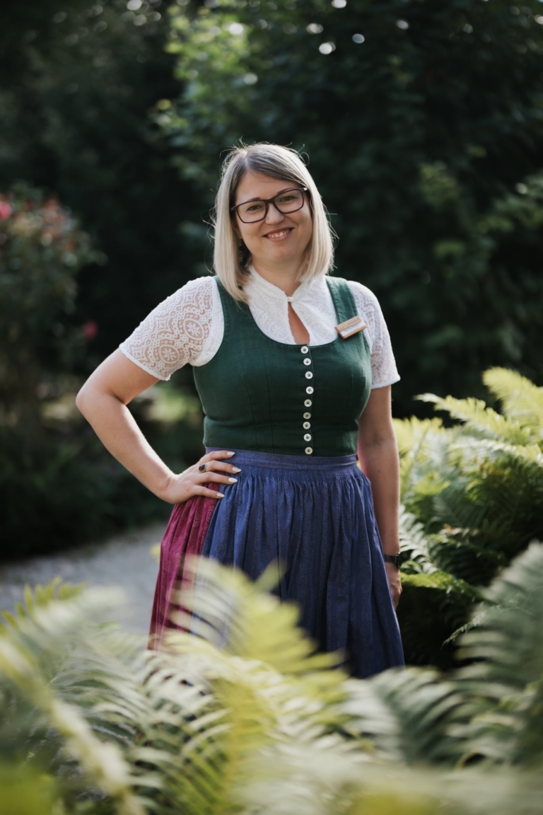lukaselsneg-08450 Rezeptionsleitung im Dirndl